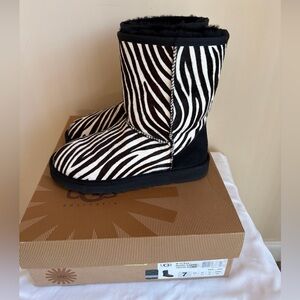 UGG 1002790 Australia Classic Short Exotic Zebra Boots Womens Size 7 Excellent